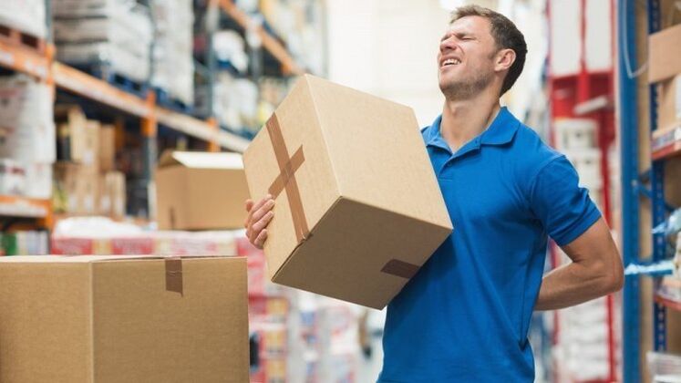 muguras sāpes, paceļot svarus